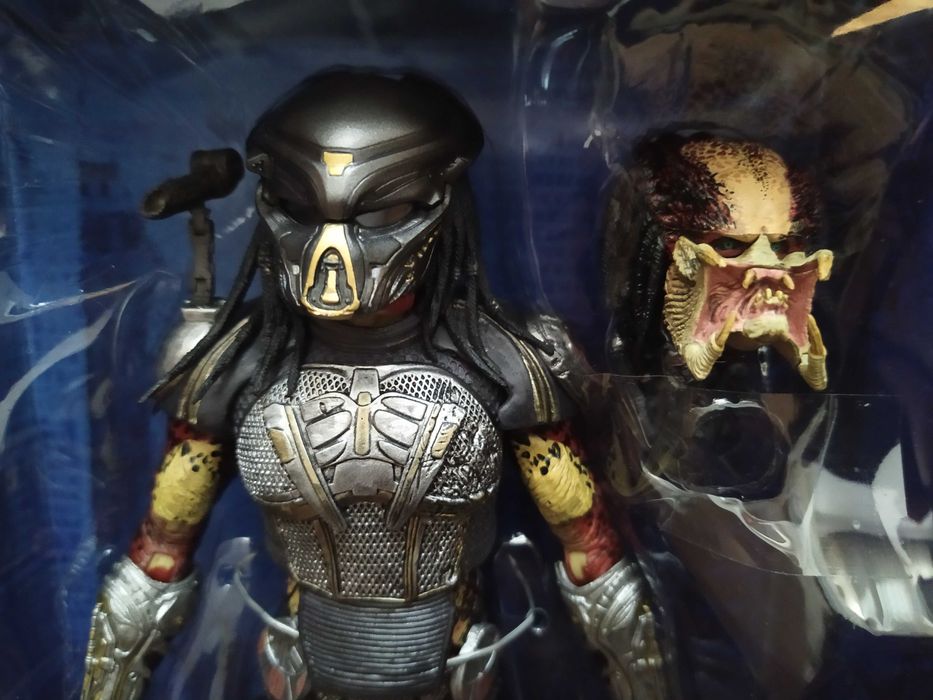 Екшън фигура NECA Fugitive Predator w/ LED Bio-mask