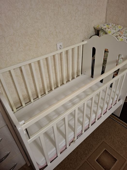 Деревянная детская кроватка
