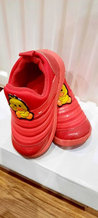 Детски затворени обувки