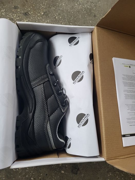 Vand pantofi lucru.  Marimea 42.