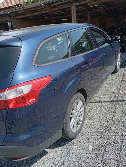 Vând Ford focus mașină de familia