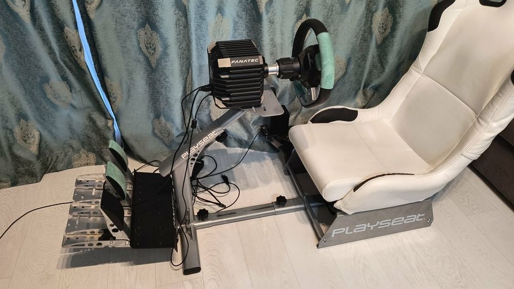 Cockpit Playseat Evolution - baza Fanatec CSL DD, volan Grand turismo Fanatec - schimbător 8 trepte, pedale cu ambreaj