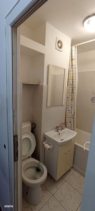 Garsonieră de închiriat, Tractorul (Coresi)