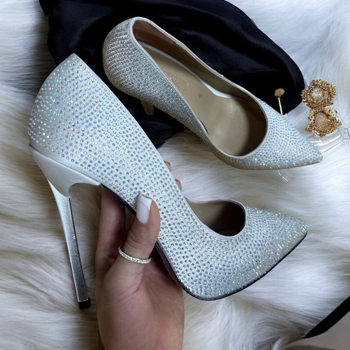 Обувки на ток - бял сатен с камъчета 35-40 номер