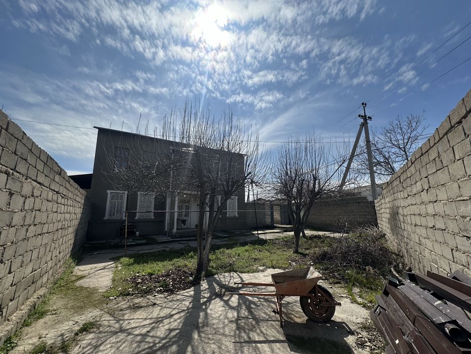 Hovli sotiladi Xishrav Qurgonida 7 sotiq 2 etajli