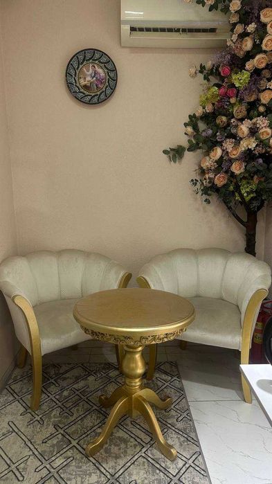 Продаётся стол и 2 кресла