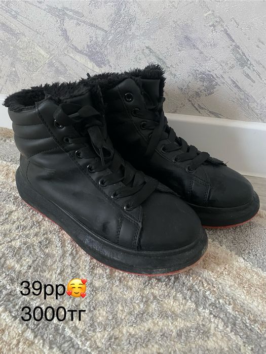 Аяқ киімдер сатылады