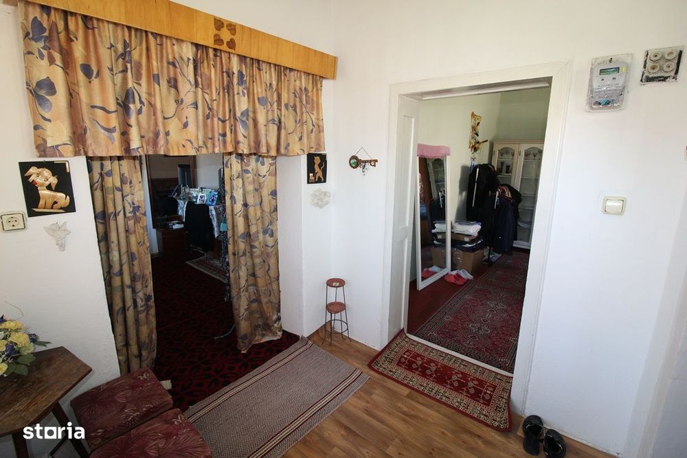 Vând casă D+P în Peștișu Mare, la 4 km de Hunedoara, garaj, anexe...