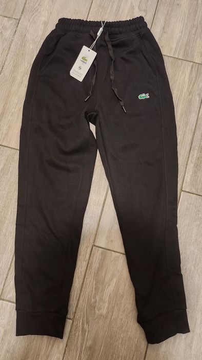 Vand pantaloni lacoste noi cu eticheta
