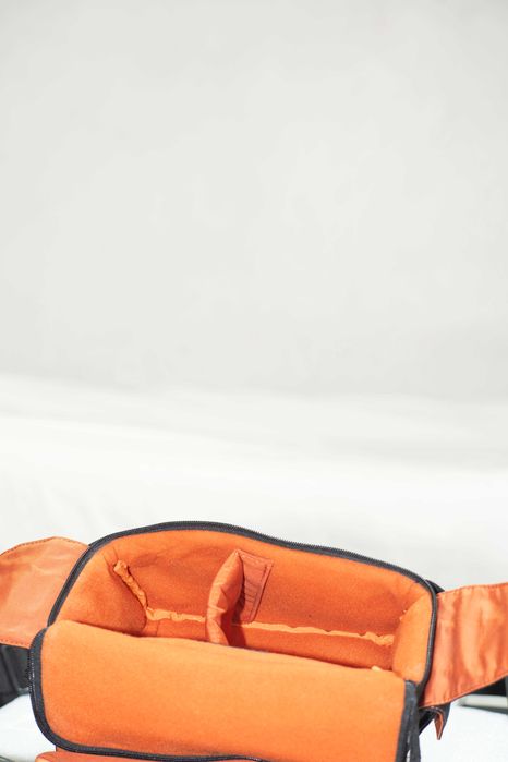 Фотографска чанта за  рамо LOWEPRO Impulse 130 с двойно  закопчаване