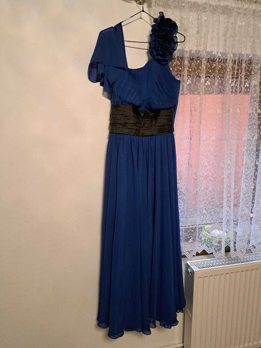 Vand rochii de ocazie