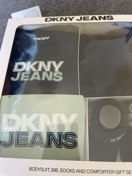 Бебе комплект DKNY