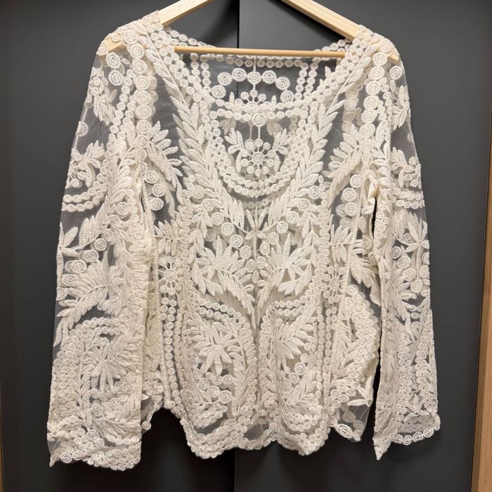 Bluză elegantă din dantelă bej, mărimea S-M, stare excelentă