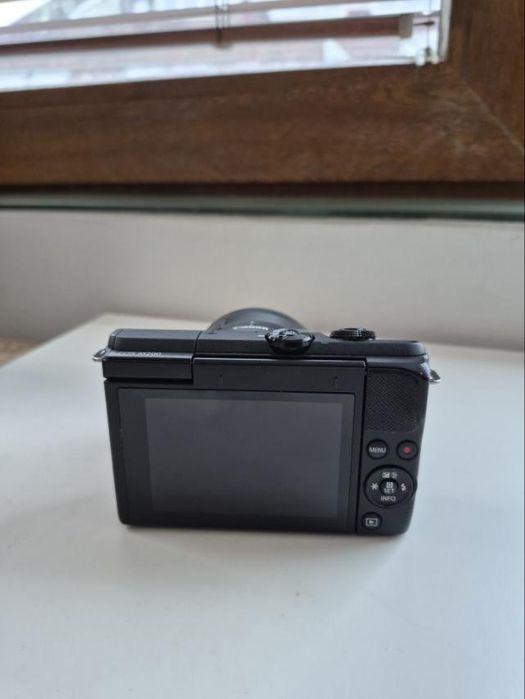 Продавам фотоапарат Canon EOS M200 + 16gb SD карта