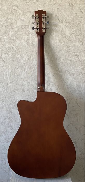 Красивая Акустическая гитара с плотным чехлом