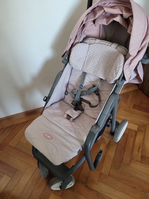 Carucior sport cu poziție de somn