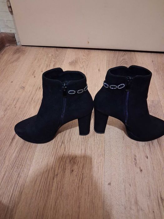 ДАМСКИ ВЕЛУРЕНИ БОТИ  почти нови са.