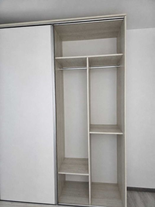 Dulap Dressing cu 3 usi glisante MDF, carcasa din PAL cu sertare si rafturi in stare foarte buna