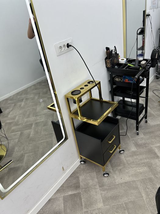 Ucenic/Asistent cosmetic pentru salon, suport pentru echipamente cosmetice, dulap universal, cărucior, masă cu roți.