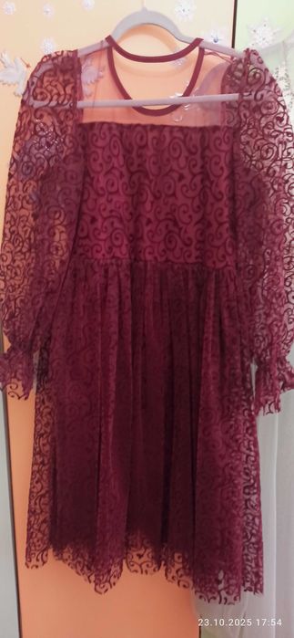 Продават се нови рокли.