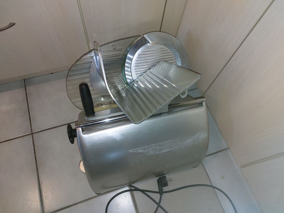 Немска колбасорезачка АDE/ 25 см нож
Работи перфектно, супер запазено