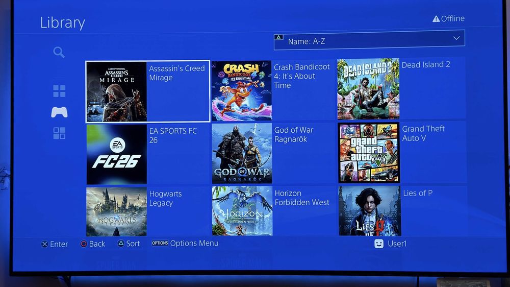 отличен PS 4 Pro, low firmware, 2 джойстика, подаръци FC 26+други игри