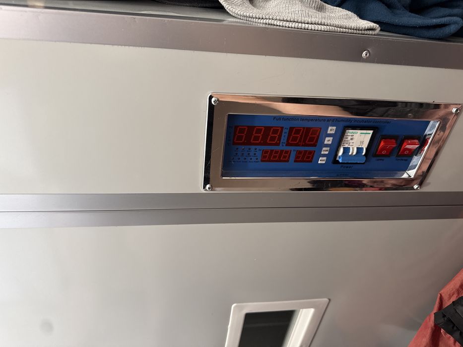 Продам инкубатор на 1050 яйц