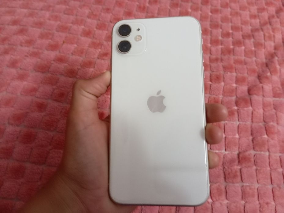 Vând iPhone 11 spart displeiul