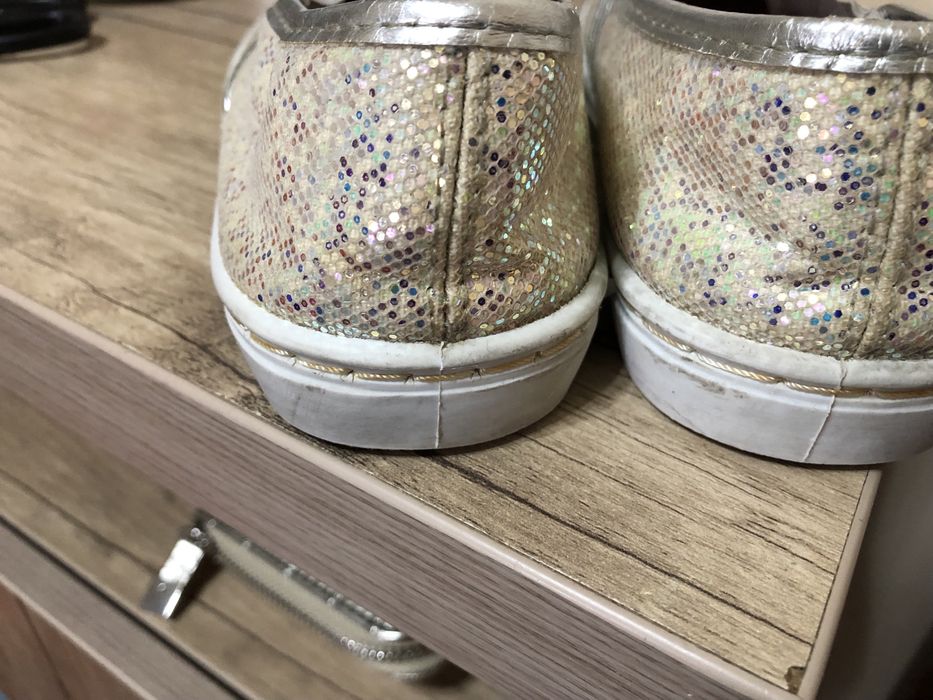 Продается  детская обувь.