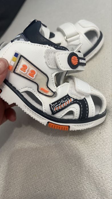 Детские сандалии новые