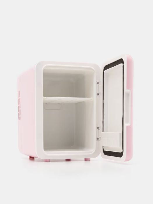 „Cosmetics Fridge” SINSAY – Mini-frigider pentru cosmetice
