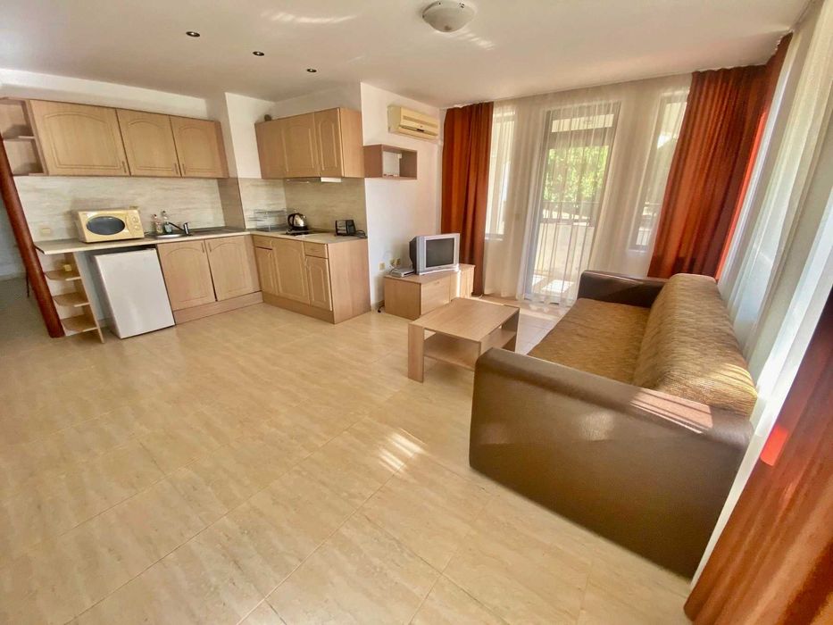 Просторен двустаен апартамент в комплекс „ Етъра 2 “, Първа линия, Морска гледка