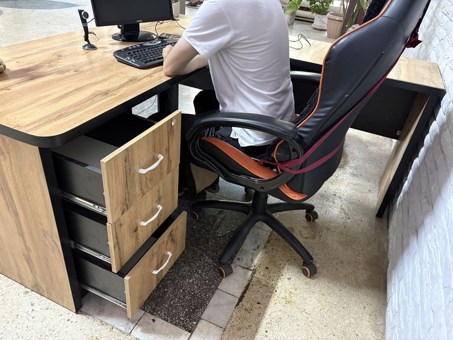 Компьютерный стол , офисный стол