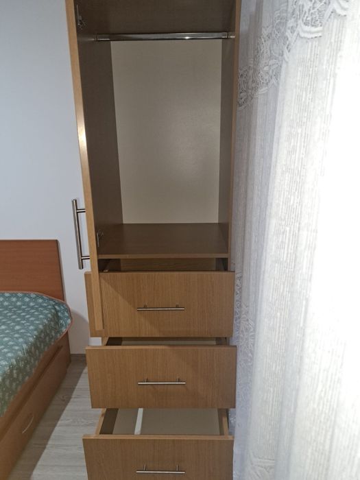 Dulap cu 1 ușa  și sertare .