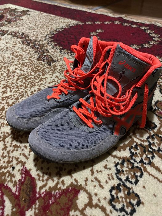 Продавам борцовки asics