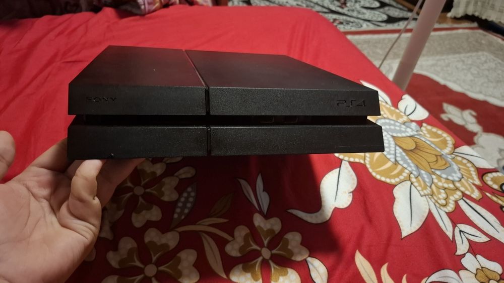 Vând ps4 cu volan si pedale si mentenanță făcută recent