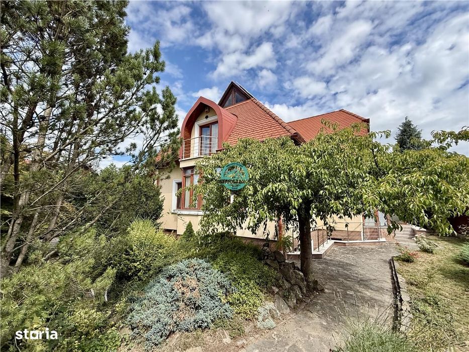 Casa cu 8 camere de vanzare, teren 1263 mp, in Sangeorgiu de Mures