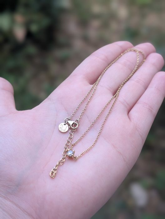 Vechi colier lant din argint de 925, placat cu aur de 24K, pandantiv clasic tip solitaire, decorat cu o piatra rotunda din zirconiu cubic, Safira