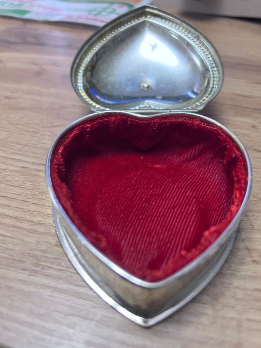 Уникално красива , посребрена кутийка за бижута