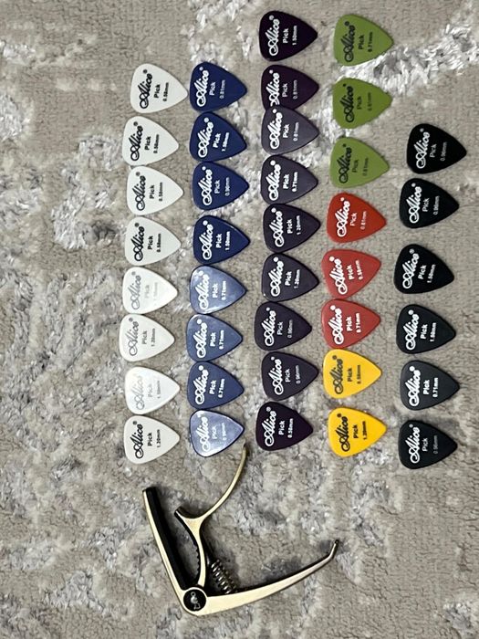 Гитара в хорошем состоянии +КАПО +40 Медиаторов разных толщин