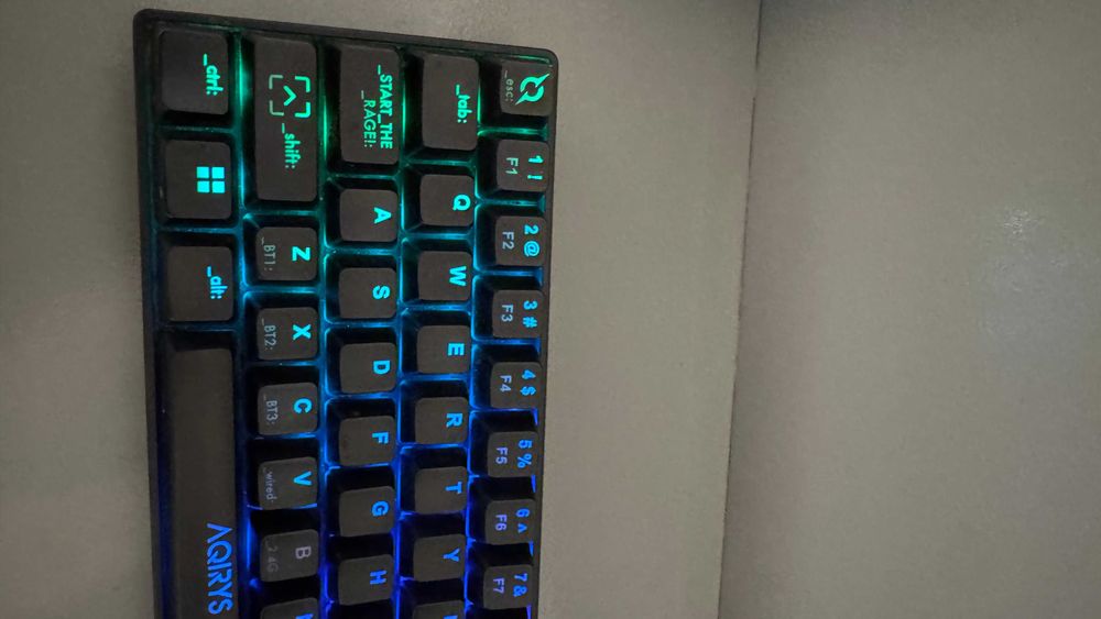Tastatură Gaming Wireless mecanica AQIRYS Mira, Bluetooth, USB, Layout US, negru, folosită