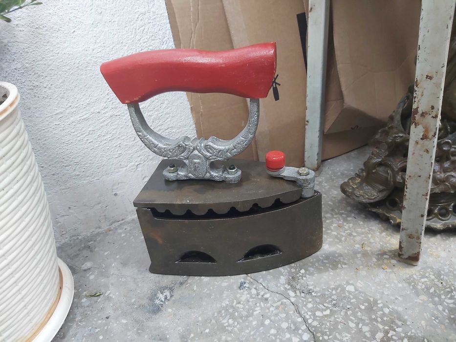 Fier de călcat vechi cu cărbuni, o piesă decorativă realizată din fontă