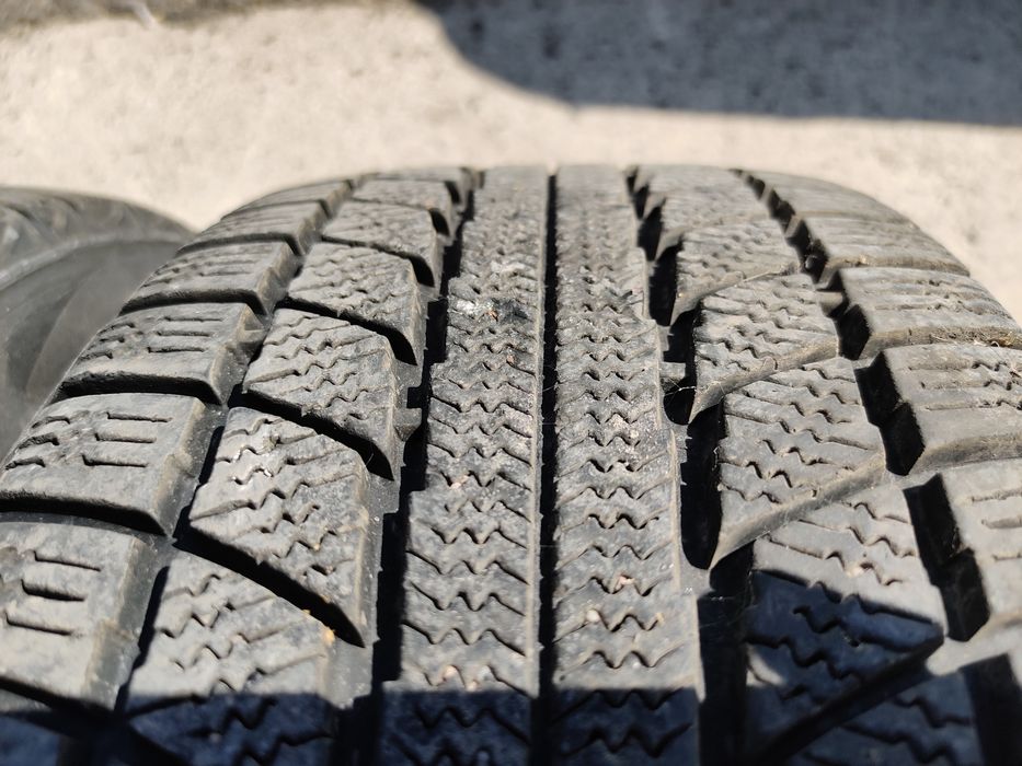 Продам зимние шины 215/55 R17