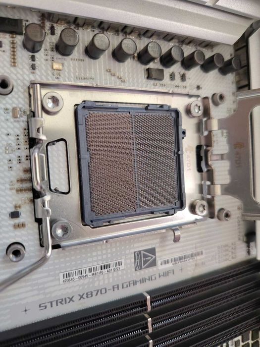 Asus ROG Strix X870-A Gaming Wi-Fi + AMD Ryzen 9 9950X3D 16C/32T (4.3GHz / 5.7GHz Boost, 144MB AM5