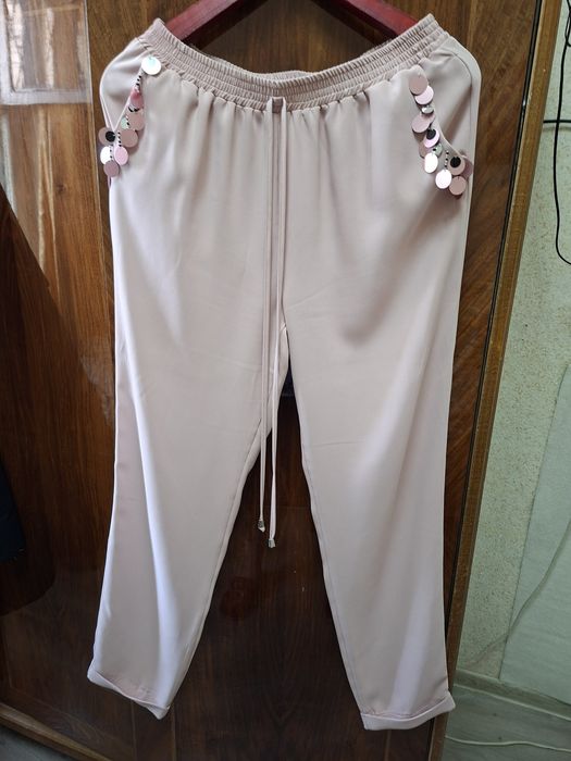 Костюм новый турецкий.  Размер 40. А также платья на 46 размер