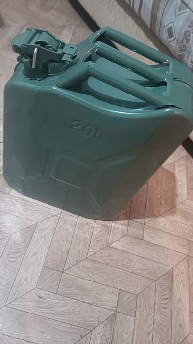 Продам канистру бензин 20л