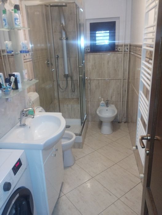 Vând apartament 3 camere 2 băi