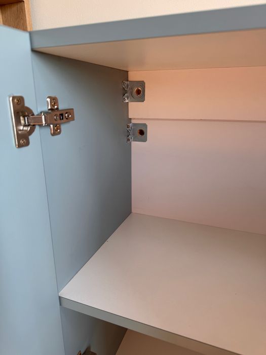 2 corpuri de mobilier suspendate din PAL