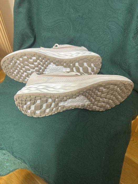 Продавам чисто нови дамски маратонки Nike, номер 41/42, стелка 26,5 см