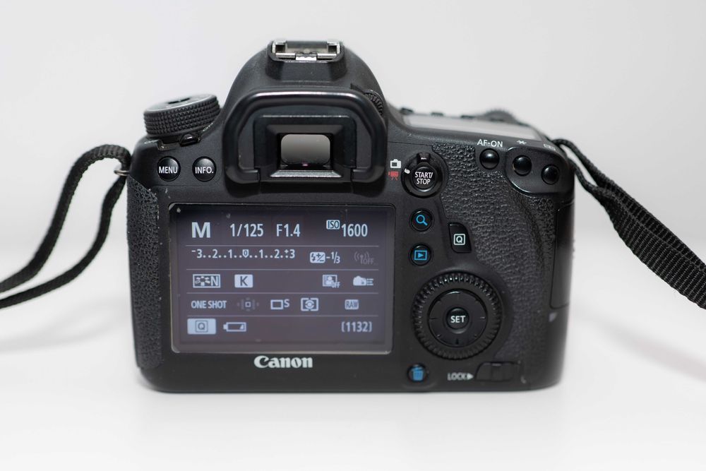 Kit foto Canon DSLR + obiectiv 50mm + blitz Yongnuo